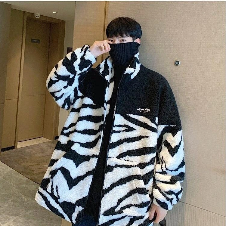 Zebraprint Jakke Med Lynlås: Vildt Modeudtryk på Dansk! Enestående Stil Til Dig.