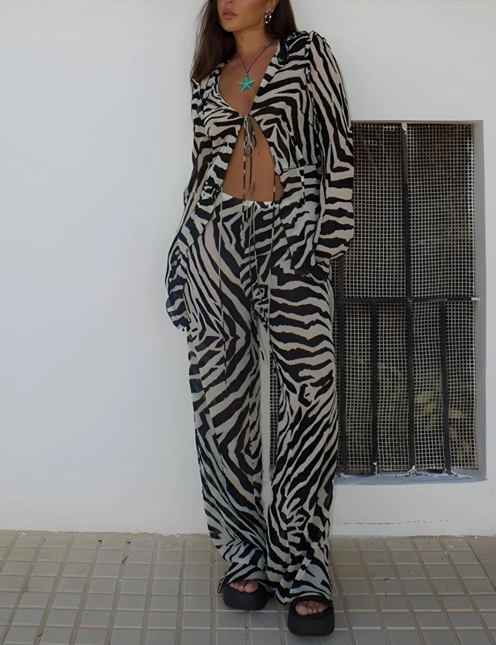 Zebra-sæt: Stilfuld top og bukser – Dyrisk elegance til din garderobe, klar til eventyr!